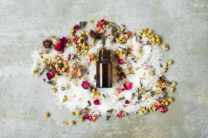 Flacon de fleurs séchées et sels disposés autour