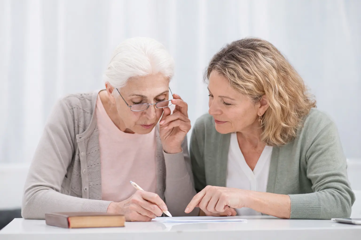Orthophoniste accompagnant une patiente adulte lors d’une séance d’orthophonie