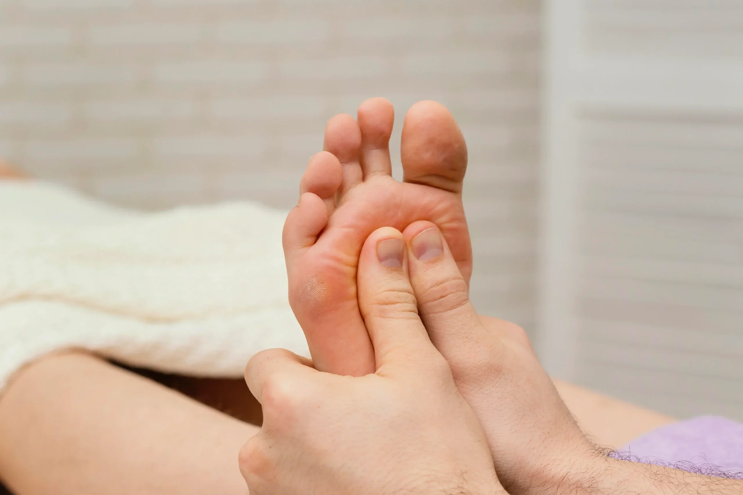 Séance de réflexologie plantaire sur le pied